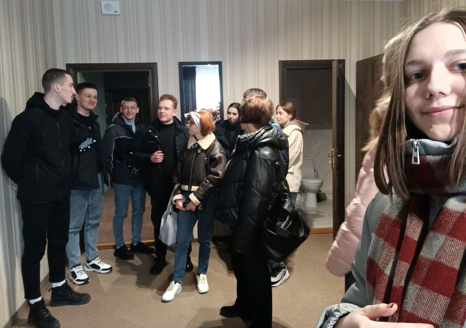 Студенти біля стійки реєстрації гостей готелю